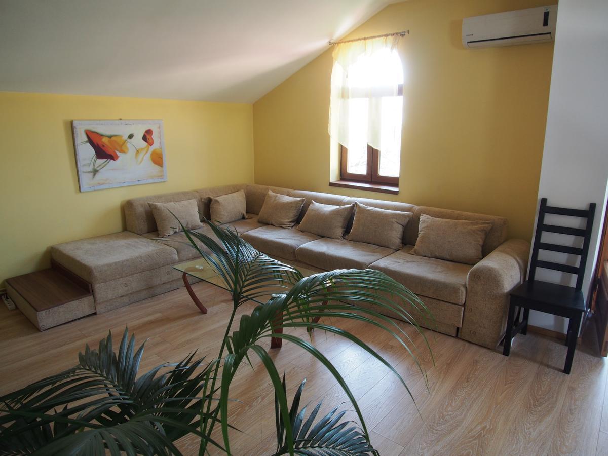 Argeselu Garden Villa - Entire Floor Apartment, Exclusive Garden Access Maracineni الغرفة الصورة