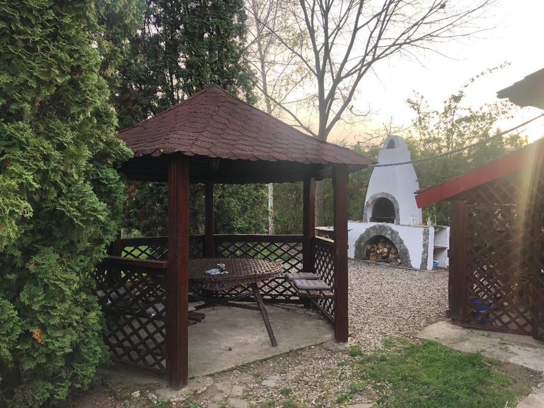 Argeselu Garden Villa - Entire Floor Apartment, Exclusive Garden Access Maracineni المظهر الخارجي الصورة